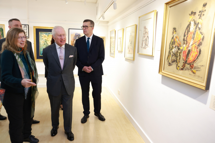 Król Karol III w POSK m.in. obejrzał wystawę obrazów Feliksa Fabiana. Fot. PAP/PA/Ian Vogler