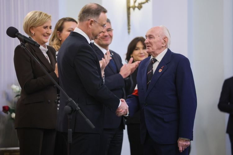 Prezydent Andrzej Duda, pierwsza dama Agata Kornhauser-Duda i prezes Zarządu Głównego Światowego Związku Żołnierzy Armii Krajowej Janusz Komorowski podczas uroczystości podpisania przez prezydenta Ustawy o ustanowieniu Narodowego Dnia Pamięci Żołnierzy Armii Krajowej. Fot. PAP/Leszek Szymański