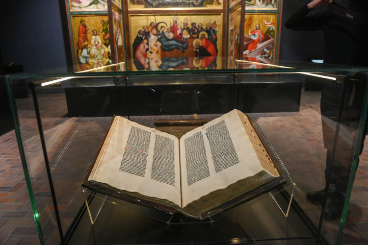 Biblia Gutenberga przechowywana na co dzień w Muzeum Diecezjalnym w Pelplinie, prezentowana w Galerii Sztuki Średniowiecznej Muzeum Narodowego w Warszawie. PAP/Piotr Nowak