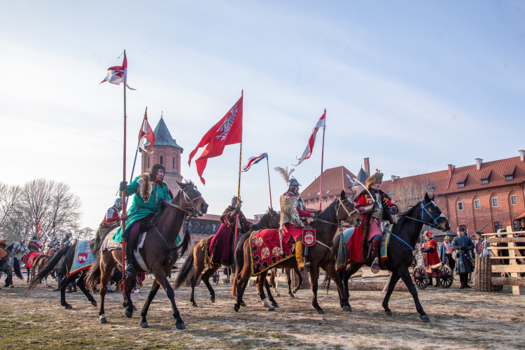 Inscenizacja szturmu zamku w Tykocinie, fot. PAP/Marcin Onufryjuk
