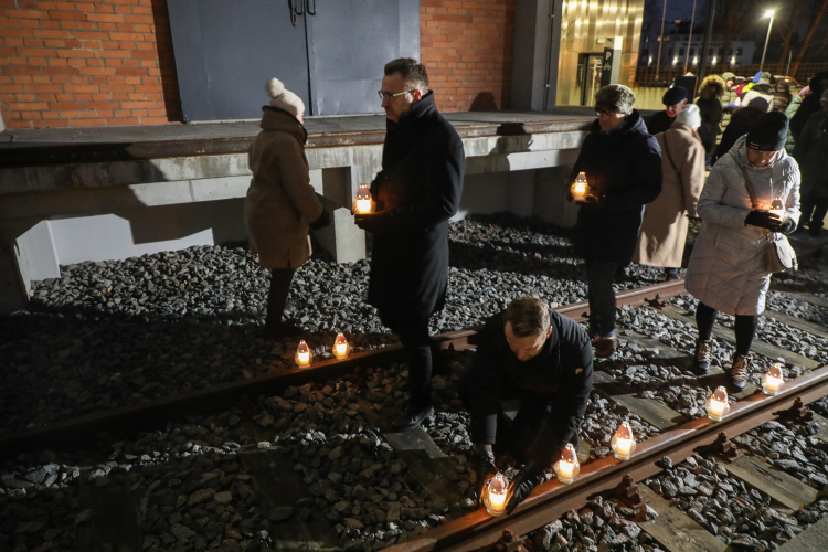 Akcja "Światło Pamięci" przed Muzeum Pamięci Sybiru w Białymstoku w 85. rocznicę pierwszych deportacji na wschód, fot. PAP/Artur Reszko