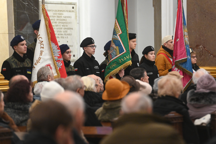 Msza święta w Katedrze Polowej Wojska Polskiego w Warszawie w 85. rocznicę pierwszej masowej deportacji obywateli polskich w głąb ZSRR. PAP/Piotr Nowak