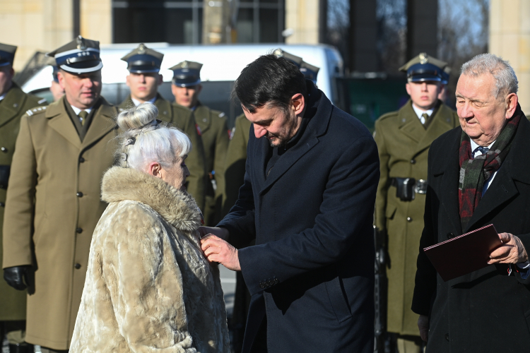 Szef Urzędu do Spraw Kombatantów i Osób Represjonowanych Lech Parell, prezes Związku Sybiraków Kordian Borejko oraz odznaczona medalem "Pro Bono Poloniae" Danuta Jatczak na apelu pamięci przed Pomnikiem Poległym i Pomordowanym na Wschodzie, fot. PAP/Piotr Nowak