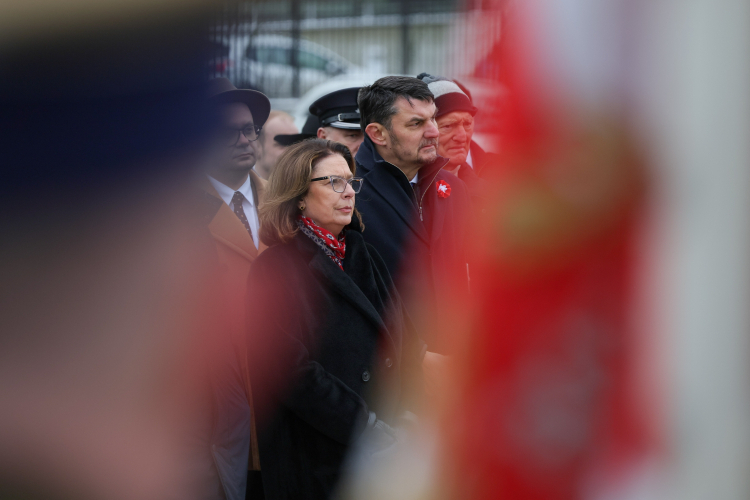 Marszałek Senatu Małgorzata Kidawa-Błońska i szef UdsKiOR Lech Parell przed pomnikiem Polskiego Państwa Podziemnego i Armii Krajowej w Warszawie w ramach obchodów Narodowego Dnia Pamięci Żołnierzy Armii Krajowej i 83. rocznicy przekształcenia Związku Walki Zbrojnej w AK. Fot. PAP/Paweł Supernak