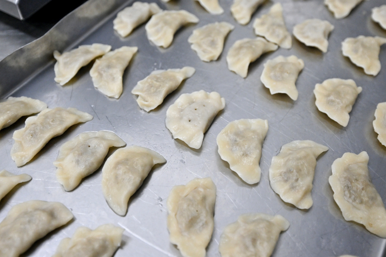 Wyprodukowane w Kilecach liofilizowane pierogi polecą na Międzynarodową Stację Kosmiczną. Fot. PAP/Piotr Polak