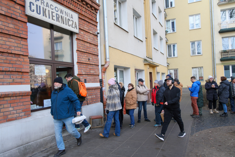 Kolejka przed pracownią cukierniczą "Zagoździński" na warszawskiej Woli, dzień przed tłustym czwartkiem, 26 bm. PAP/Rafał Guz