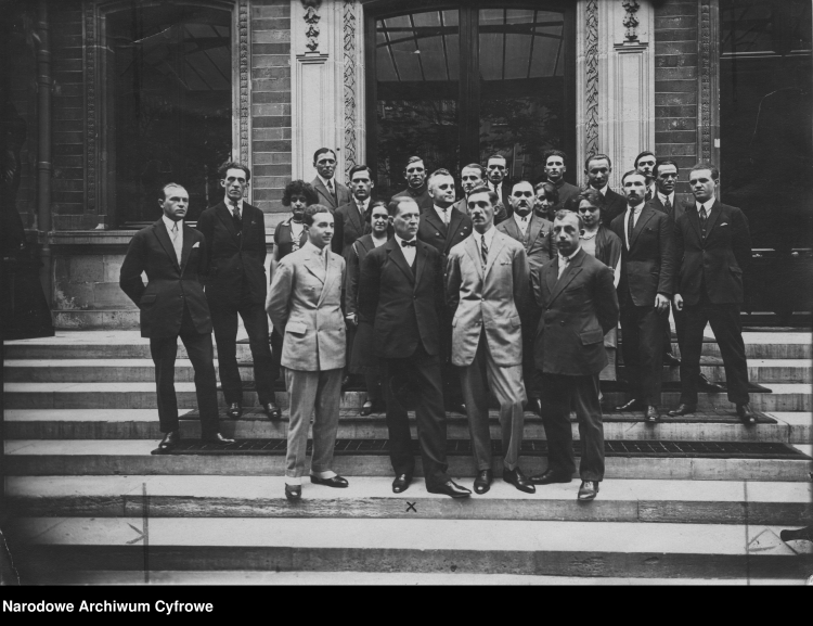 Fotografia grupowa członków Polskiej Wojskowej Misji Zakupów w Paryżu Widoczny m.in. płk Łojko-Rędziejowski (w środku). NAC