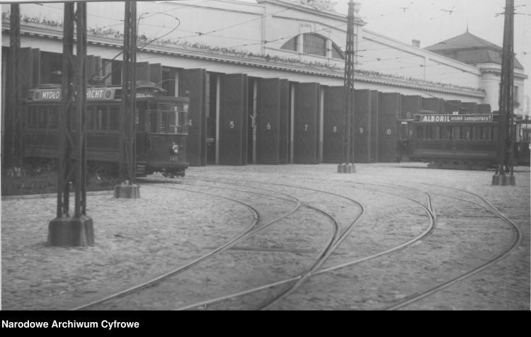 Remiza (zajezdnia) tramwajowa "Praga" przy ul. Kawęczyńskiej. Widoczne stanowiska oraz dwa tramwaje z reklamami - z lewej tramwaj typ A., 1937 r. /NAC