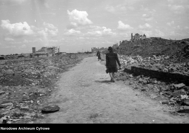 Ulica Stawki i dalej ul. Żoliborska - widok w kierunku ul. Bonifraterskiej. W tle z prawej zniszczona kamienica przy ul. Przebieg 2., 1946 r. /Źródło: NAC
