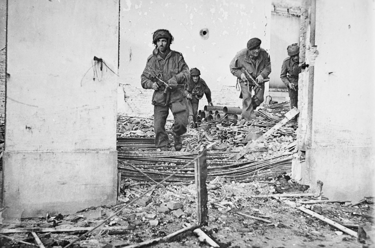 Operacja Market Garden. Na zdjęciu brytyjscy spadochroniarze podczas walk w Oosterbeek. Fot. Army Film and Photographic Unit : Smith D M (Sgt), Public domain, via Wikimedia Commons