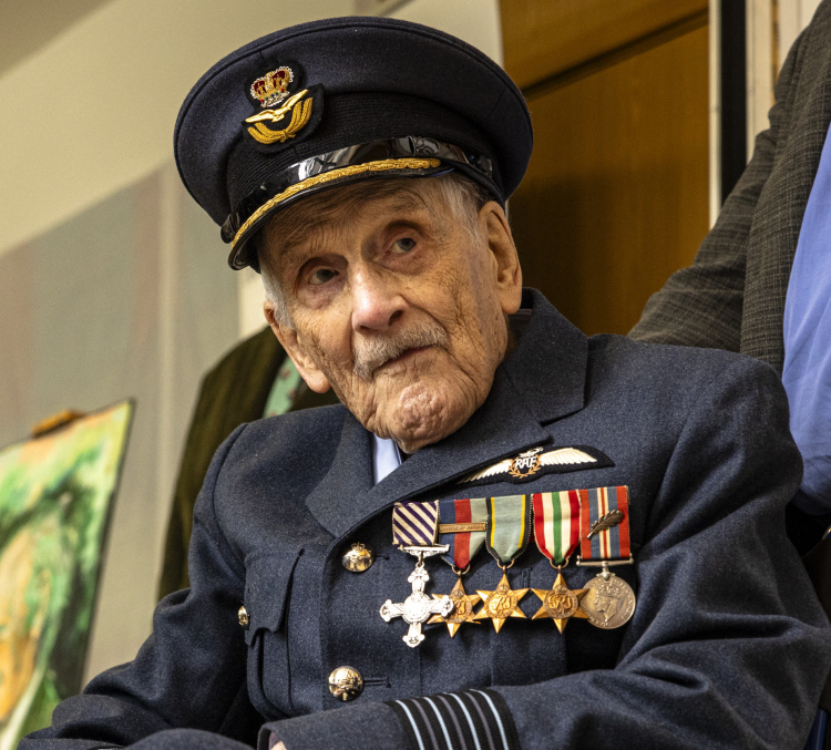 John Allman Hemingway (1919-2025), fot. See page for author, OGL 3 <http://www.nationalarchives.gov.uk/doc/open-government-licence/version/3>, via Wikimedia Commons