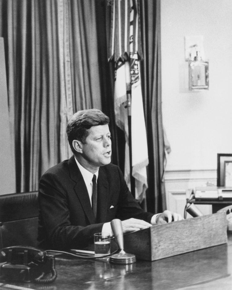 Prezydent USA John F. Kennedy. Fot. Abbie Rowe, Public domain, via Wikimedia Commons