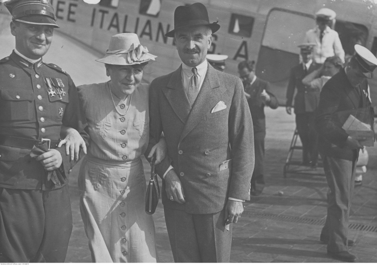 Przyjazd do Warszawy ambasadora RP w Watykanie Kazimierza Papée. Na płycie lotniska w towarzystwie żony Leonii i jej brata majora Henryka Dobrzańskiego, 1 sierpnia 1939 r. Fot. domena publiczna via Wikimedia Commons