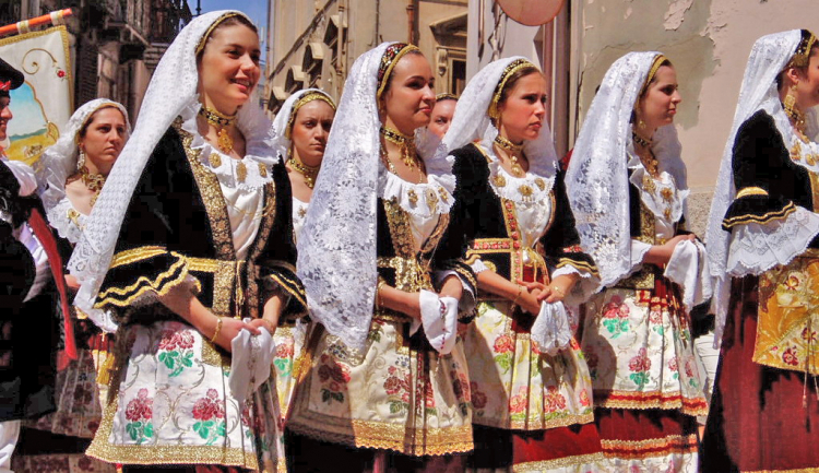 Sardynia. Kobiety w tradycyjnych strojach. Fot. Cristiano Cani from Cagliari, Italia, CC BY 2.0 <https://creativecommons.org/licenses/by/2.0>, via Wikimedia Commons