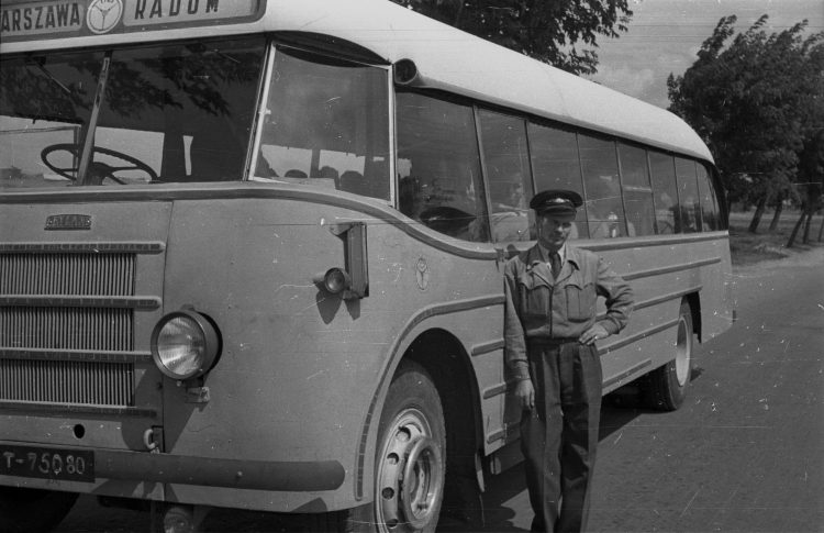 Kierowca (szofer) autobusu PKS w pierwszych latach po II wojnie światowej, fot. PAP/CAF