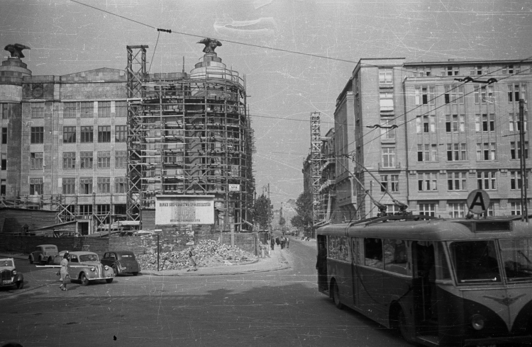Dom pod Orłami w Warszawie odbudowany według projektu Barbary Brukalskiej, skrzyżowanie ulicy Zgoda z ulicami Jasną i Złotą, fot. PAP/CAF