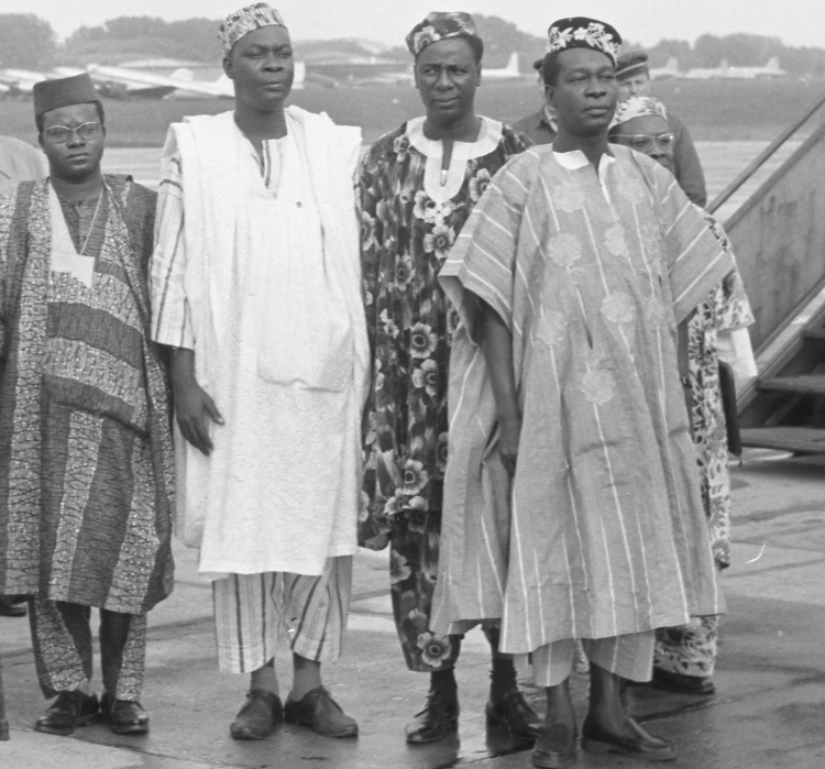 Wiceprezydent Republiki Dahomej (Benin) Sourou Migan Apithy (3P) podczas powitania misji dobrej woli Republiki Dahomej na lotnisku Okęcie, Warszawa 1962 r. PAP/Marek Langda