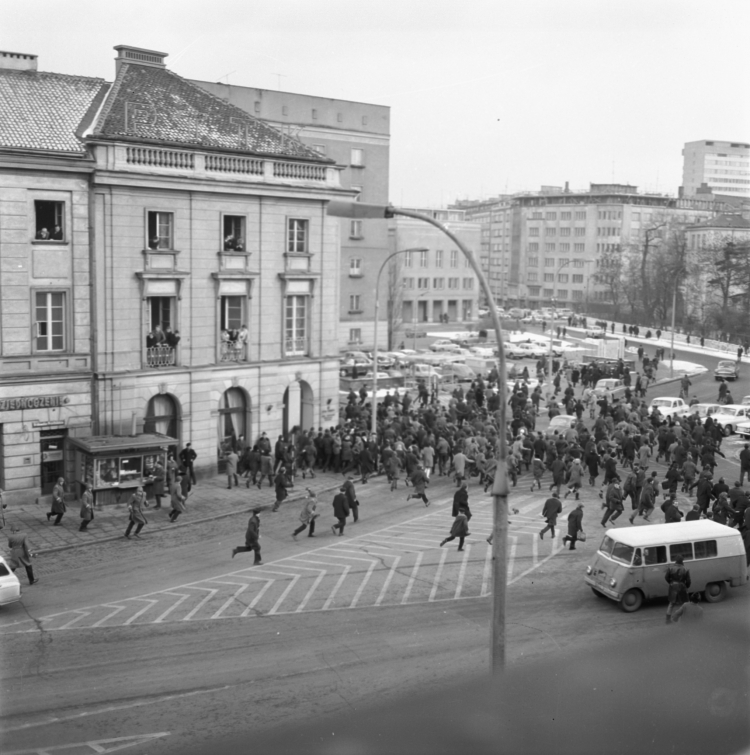 Krakowskie Przedmieście w Warszawie 8 marca 1968 r., milicja rozpędziła demonstrację studentów, fot. PAP/Tadeusz Zagoździński