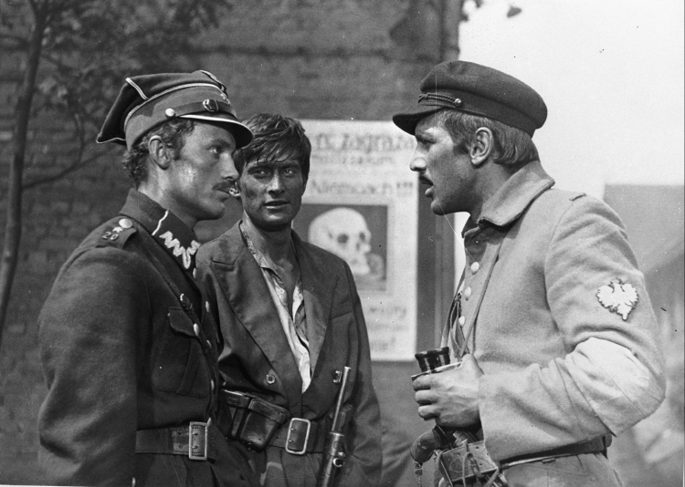Daniel Olbrychski, Olgierd Łukaszewicz i Jan Englert w filmie "Sól ziemi czarnej" Kazimierza Kutza, fot. PAP/CAF