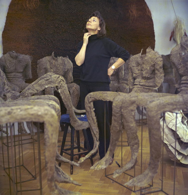 Magdalena Abakanowicz wśród swoich prac – abakanów, maj 1975 r. PAP/Woody