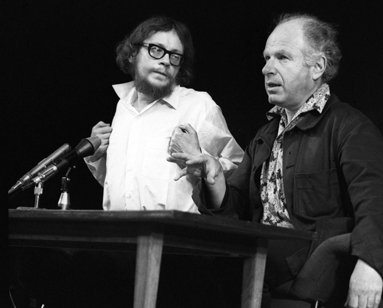 Reżyser, założyciel Teatru Laboratorium Jerzy Grotowski (L) i brytyjski reżyser teatralny i filmowy Peter Brook podczas dyskusji na Uniwersytecie Poszukiwań Teatru Narodów, 1975 r. PAP/Adam Hawałej