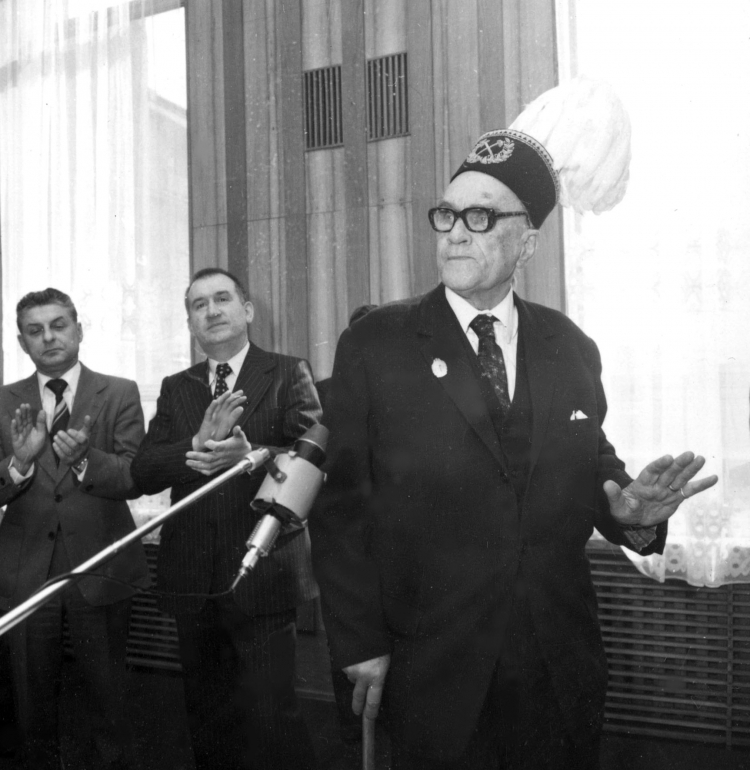 Pisarz i poeta Jarosław Iwaszkiewicz, honorowy górnik kopalni "Staszic" w Katowicach, Katowice, styczeń 1978 r. Iwaszkiewicz, kazał się pochować w paradnym mundurze górnika. PAP/Kazimierz Seko 