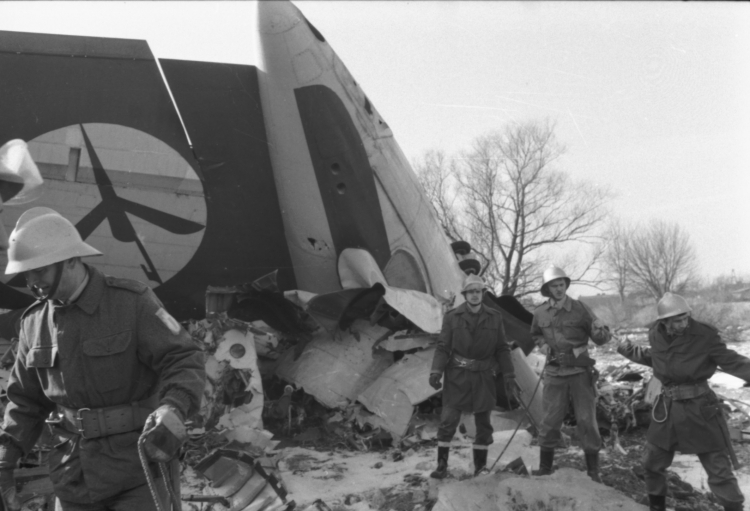 Szczątki samolotu PLL LOT po katastrofie w pobliżu lotniska na Okęciu w Warszawie 14 marca 1980 r., fot. PAP/Maciej Kłoś