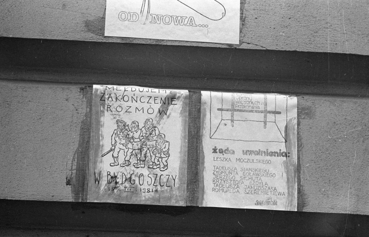 Ulotki Solidarności związane z prowokacją bydgoską 19. Marca 1981 r. i uwięzieniem najważniejszych przywódców KPN (Konfederacja Polski Niepodległej) pod zarzutem prowadzenia działalności mającej na celu obalenie przemocą ustroju PRL. PAP/Maciej Musiał