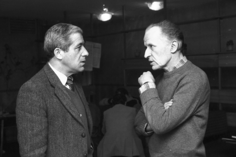 Aktor Teatru Powszechnego Zbigniew Zapasiewicz (L) i dyrektor naczelny i artystyczny teatru, aktor i reżyser Zygmunt Hübner, styczeń 1985 r. PAP/Zbigniew Matuszewski