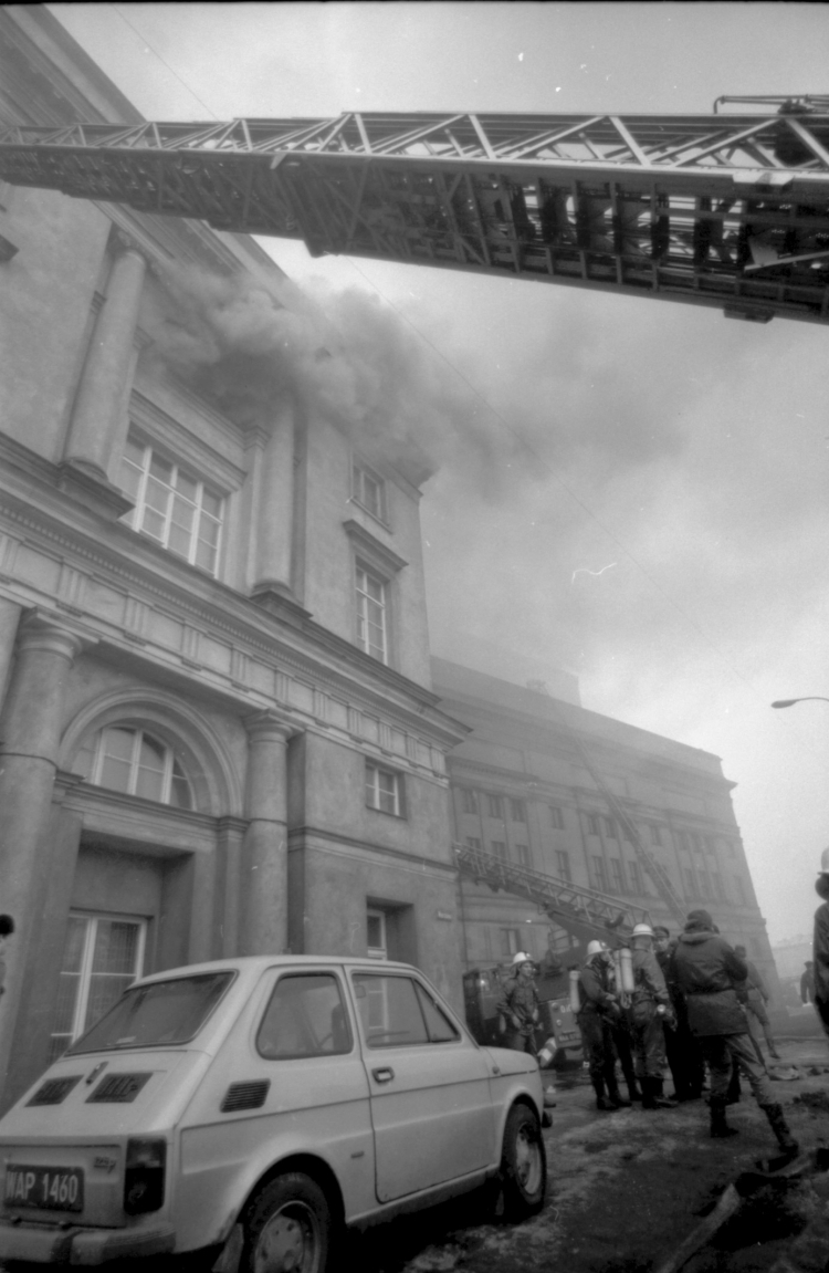 Pożar Teatru Narodowego w Warszawie 9 marca 1985 r., fot. PAP/Krzysztof Sitek