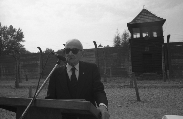 Franciszek Gajowniczek (w 1993 r.) podczas uroczystości w dawnym obozie Auschwitz-Birkenau, fot. PAP/Jacek Bednarczyk