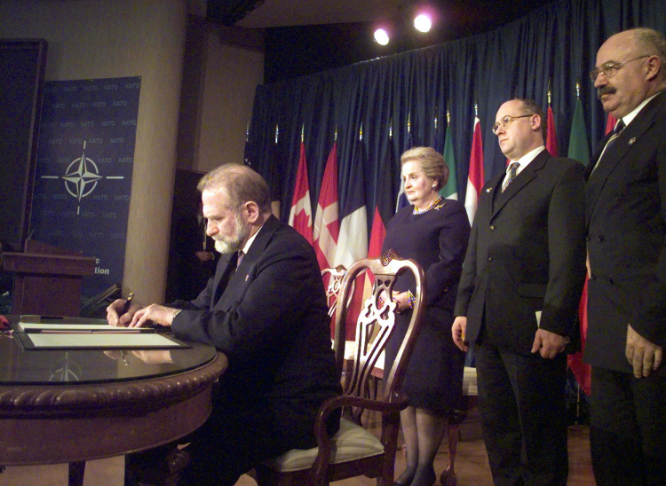 Bronisław Geremek podpisuje dokumenty o przystąpieniu Polski do NATO, obok stoją sekretarz stanu USA Madeleine Albright i ministrowie spraw zagranicznych Czech Jan Kavan oraz Węgier Janos Martonyi, fot. PAP/EPA/AP POOL/Cliff Schiappa