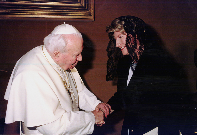 Papież Jan Paweł II wita 3 w Watykanie nowego ambasadora Rzeczpospolitej Polskiej przy Stolicy Apostolskiej, Hannę Suchocką. 2001 r. PAP/EPA