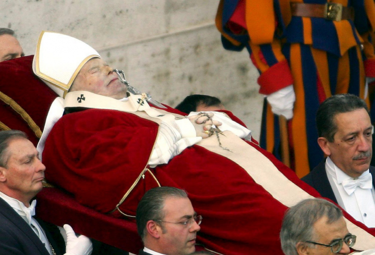 Procesja ze zwłokami Jana Pawła II kieruje się z Sali Klementyńskiej Pałacu Apostolskiego do bazyliki św. Piotra w Rzymie, 4 kwietnia 2005 r. PAP/EPA/Olivier Hoslet