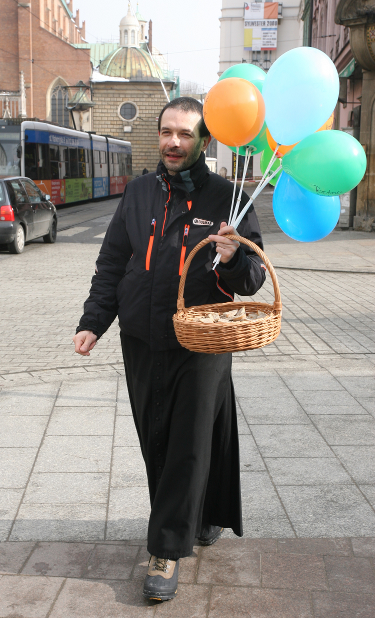 W 2009 r. w Środę Popielcową w Krakowie ks. Jacek Stryczek i wolontariusze ze stowarzyszenia Wiosna rozdawali przechodniom baloniki i chleb posypany popiołem, fot. PAP/Jacek Bednarczyk