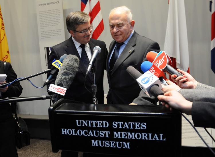 Prezydent RP Bronisław Komorowski (L) i honorowy konsul RP w Jerozolimie Zeev Baran podczas wizyty w Stanach Zjednoczonych. 2010 r. PAP/Jacek Turczyk