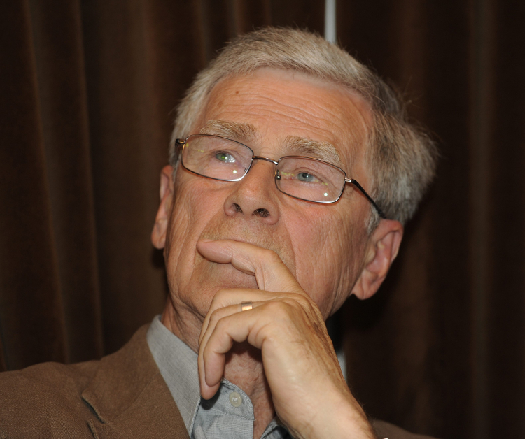 Kazimierz Orłoś w klubie Księgarza podczas przyznania nagrody Warszawskiej Premiery Literackiej za książkę czerwca 2012 pt. „Dom pod lutnią”. PAP/Andrzej Rybczyński