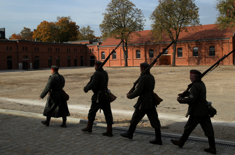 Otwarcie inwestycji "Koszary Park", zespołu XIX-wiecznych budynków po koszarach wojskowych, zrewitalizowanych i przystosowanych do prowadzenia działalności gospodarczej, 2014 r. PAP/Tomasz Waszczuk