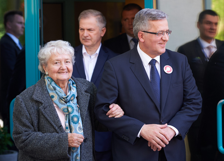 Jadwiga Komorowska z synem, Bronisławem Komorowskim w 2015 r., fot. PAP/Adam Warżawa