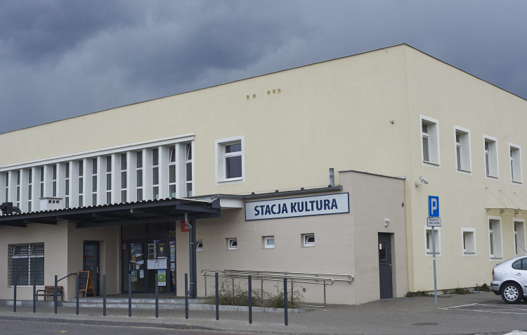 Muzeum Miasta Rumi powstaje w piwnicach zrewitalizowanego dworca kolejowego, w którym od 2014 r. działa Stacja Kultura - siedziba miejskiej biblioteki. Fot. PAP/Dominik Kulaszewicz