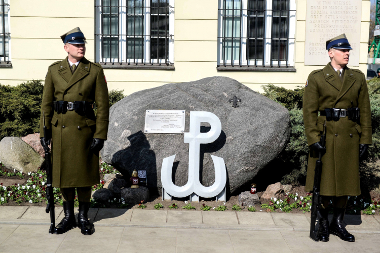 Kamień przy ul. Długiej w Warszawie upamiętniający Akcję pod Arsenałem, fot. PAP/J. Kamiński