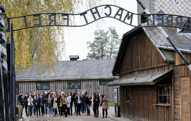 Brama dawnego niemieckiego obozu koncentracyjnego KL Auschwitz, fot. PAP/Andrzej Grygiel