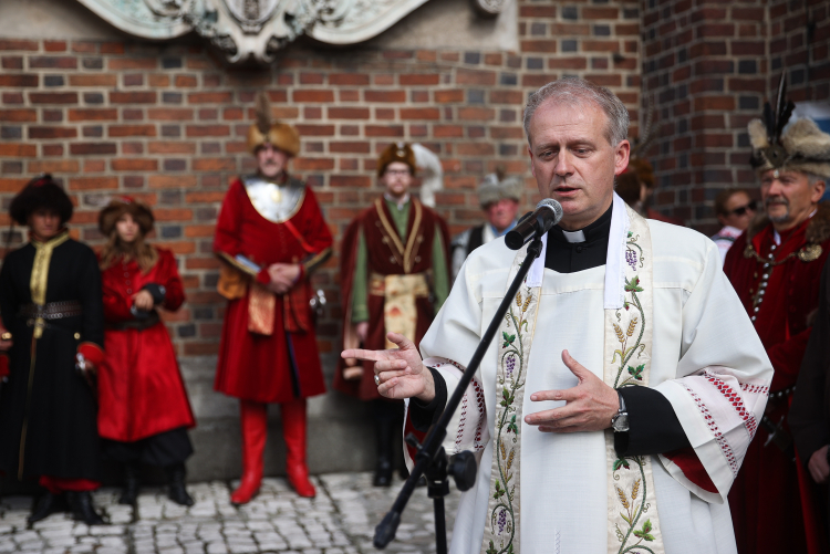 Ks. Dariusz Raś w trakcie krakowskich uroczystości poświęconych Janowi III Sobieskiemu, fot. PAP/Łukasz Gągulski