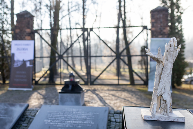 Brama dawnego obozu w Świętochłowicach-Zgodzie, fot. PAP/Tomasz Wiktor