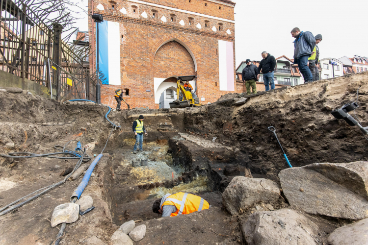 Archeolodzy z UMK prowadzą badania na terenie kompleksu św. Ducha w Toruniu, fot. PAP/Tytus Żmijewski