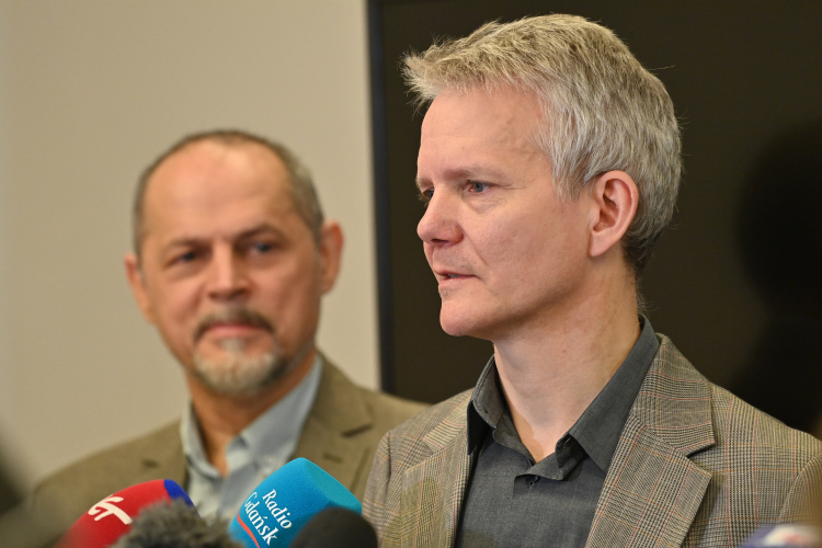 Od lewej: dyrektor Muzeum II Wojny Światowej w Gdańsku prof. Rafał Wnuk i wicedyrektor Janusz Marszalec podczas oprowadzania po wystawie stałej Muzeum II Wojny Światowej. Fot. PAP/Andrzej Jackowski