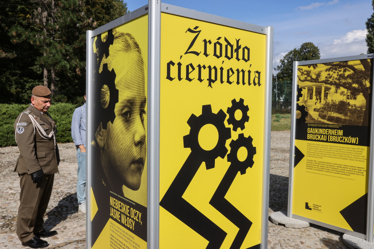 Wystawa plenerowa Muzeum Dzieci Polskich – ofiar totalitaryzmu pt.: „Źródło cierpienia” przy pomniku Martyrologii Dzieci „Pękniętego Serca” w Łodzi towarzyszące uroczystym obchodom Narodowego Dnia Polskich Dzieci Wojny, 2024 r. PAP/Marian Zubrzycki