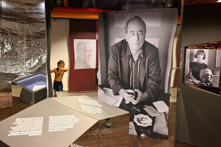 Wystawa „Gombrowicz. Ja. Europejczyk” była prezentowana w grudniu 2024 r. w Muzeum Książki Artystycznej w Łodzi. Fot. PAP/Łukasz Szeląg