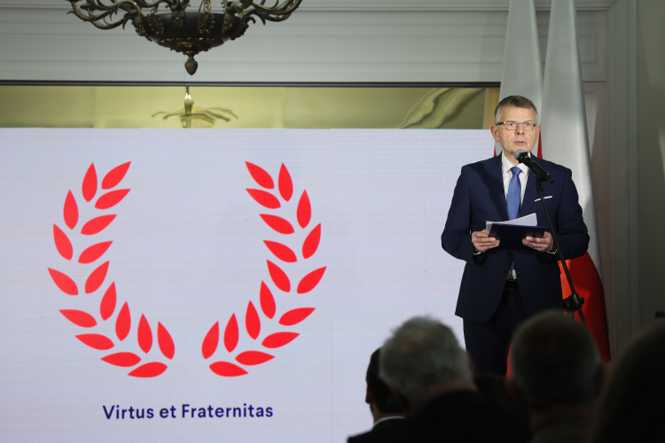 Prof. Krzysztof Ruchniewicz podczas uroczystości wręczenia medali Virtus et Fraternitas, fot. PAP/Leszek Szymański