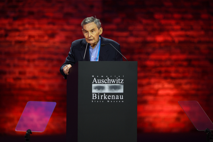 Marian Turski (1926-2025) 27 stycznia 2025 r. podczas uroczystości z okazji 80. rocznicę wyzwolenia KL Auschwitz, fot. PAP/Łukasz Gągulski